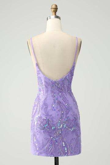 Vestido de fiesta corto ajustado con tirantes finos y lentejuelas en color morado brillante